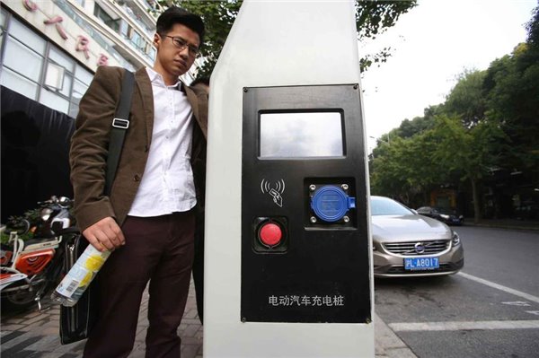 智能路燈悄然點亮上海 有WiFi,可充電